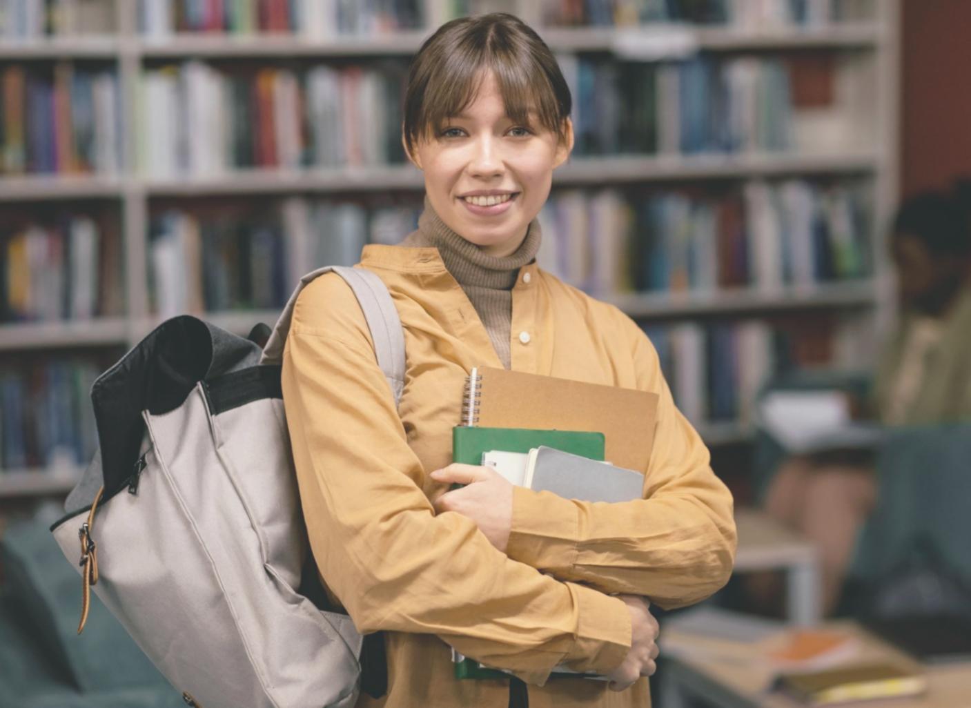 Strategische Planungsunterlagen und Finanzberichte auf einem Schreibtisch