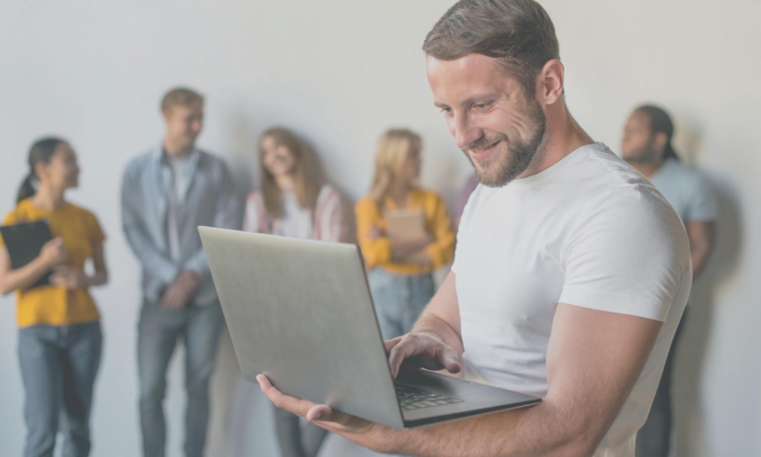 Finanzanalyse Arbeitsplatz mit Dokumenten und Diagrammen